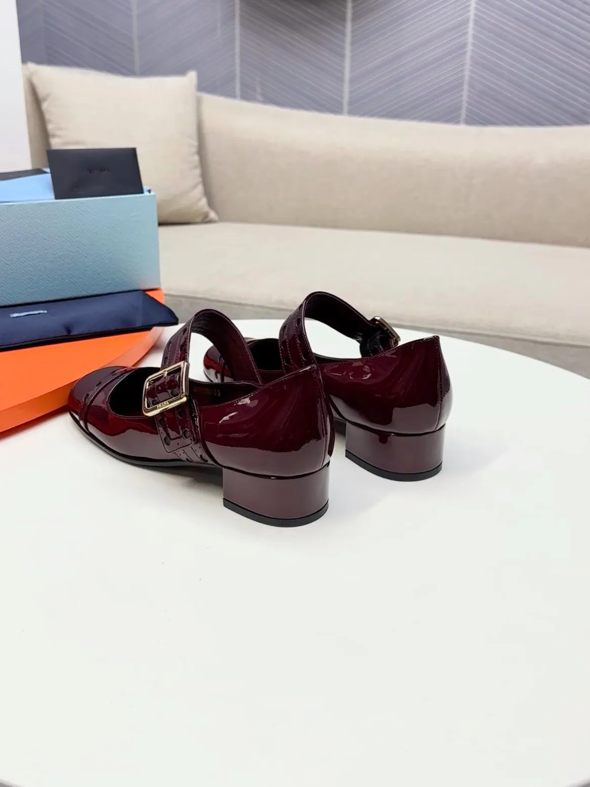 👟👟Ex-factory price 600👟👟🛒…………PRADA 2025 series loafers! At first glance, it looks both classic and versatile! No need to worry about the texture and feel of your feet! 🕳️🕳️🕳️ ____________________✍️ The simple combination is very eye-catching and atmospheric. I sincerely recommend you to buy it! Extremely versatile! Its square toe design is suitable for all kinds of female foot shapes and can be easily controlled. It is comfortable on the foot and does not squeeze the foot. The soul of the whole pair of shoes is the bias-cut design! The craftsmanship of this shoe upper is not easy to make. It seems to be quite simple, but it is much more expensive than making boots and has a high scrapability! ●━━━━━━───── Upper: imported soft cow patent leather ●━━━━━━───── Lining: silk lambskin, fine and firm leather, very soft and breathable ●━━━━━━───── Outsole: Imported Italian genuine leather outsole ➕Forefoot injection molding, high-grade and non-slip ●━━━━━━───── Heel height: 4.5cm ●━━━━━━───── Warm reminder: This shoe is an authentic sole series and you must pay attention to precautions when trying it on. Returns and exchanges are not supported if there are marks on the outsole. You can change the size and style within 15 days. Unconditional returns are not supported. Thank you for your support🙏🙏Happy cooperation.